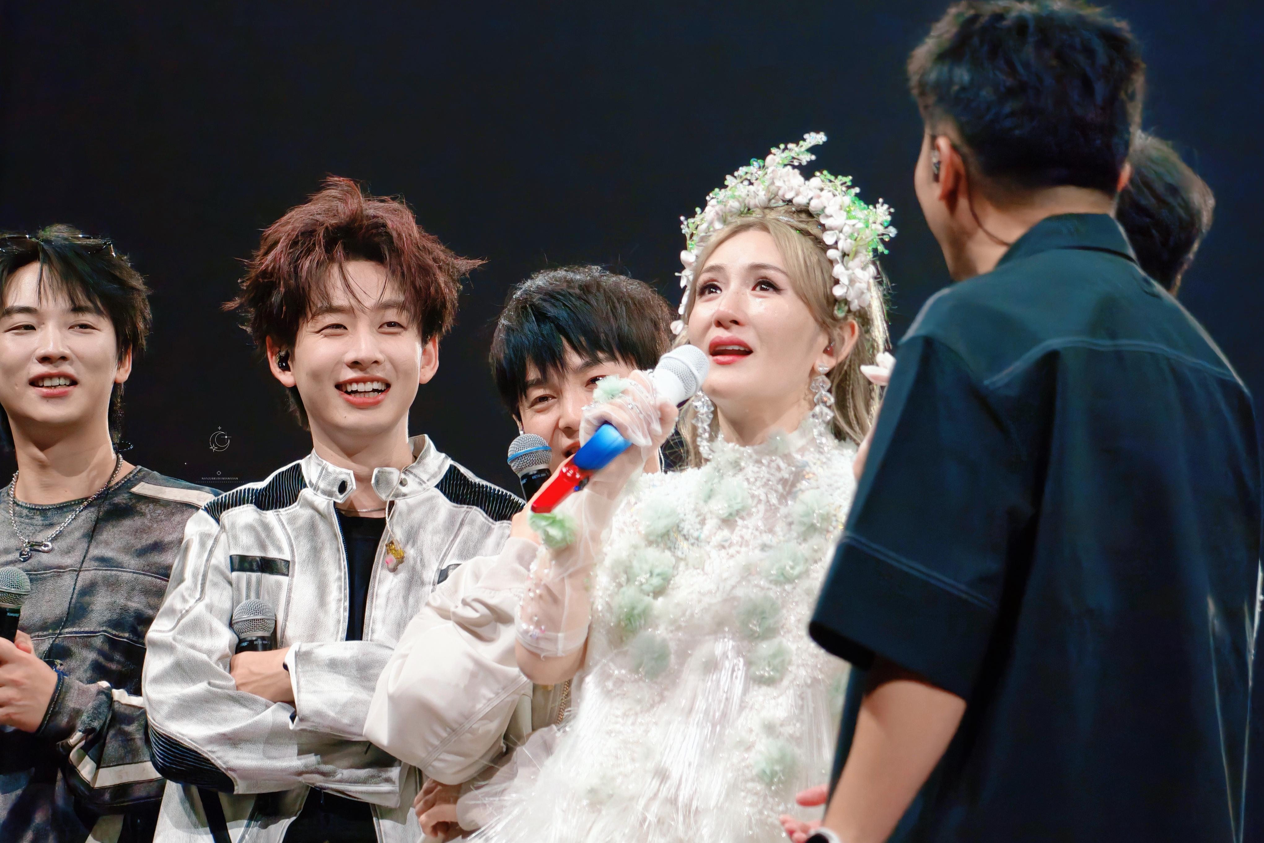 谢娜演唱会群像在此刻具象化最好的朋友们🥹谢娜演唱会群像