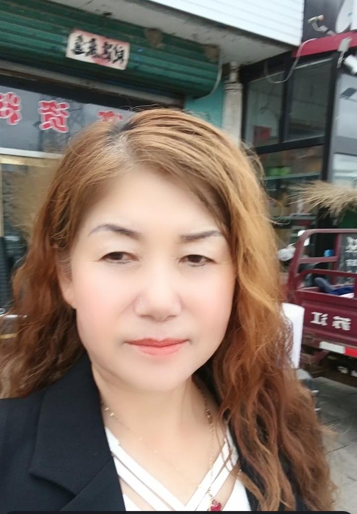 看着我的小眼神
能不能勾走你的魂？
咱眼睛是小了点
但咱是个实在人
特别是岁数大