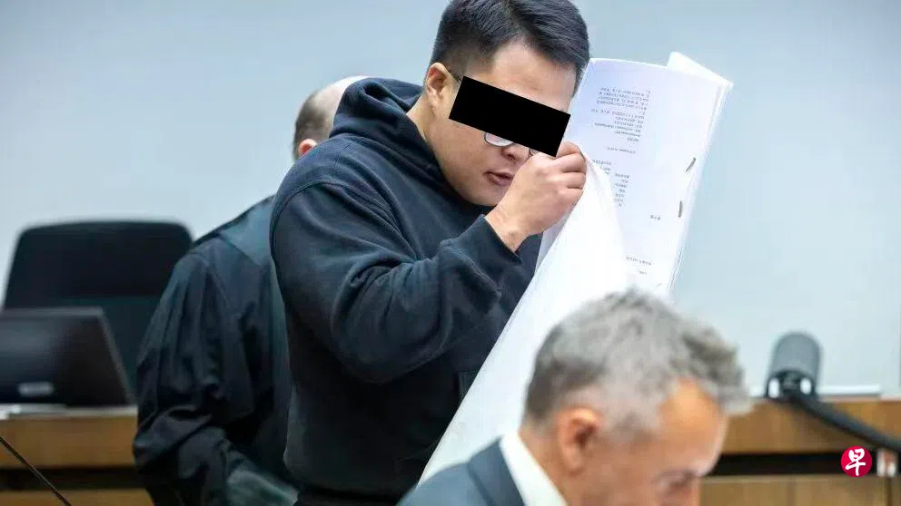 德国跨国迷奸案涉华人高管名校学生¹ 看这个人，在慕尼黑法庭上还用材料挡着脸。就是