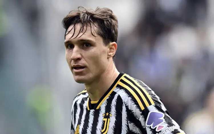 近日，多家媒体报道基耶萨接近加盟利物浦，而球迷也发现了一些新的线索。一位球迷表示