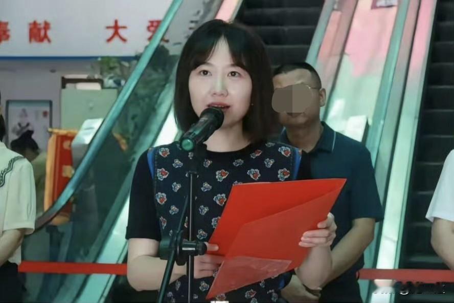 从十七分钟视频看这事，

小曾大概率是被人做局了。


�拍摄者很熟悉小曾的工作