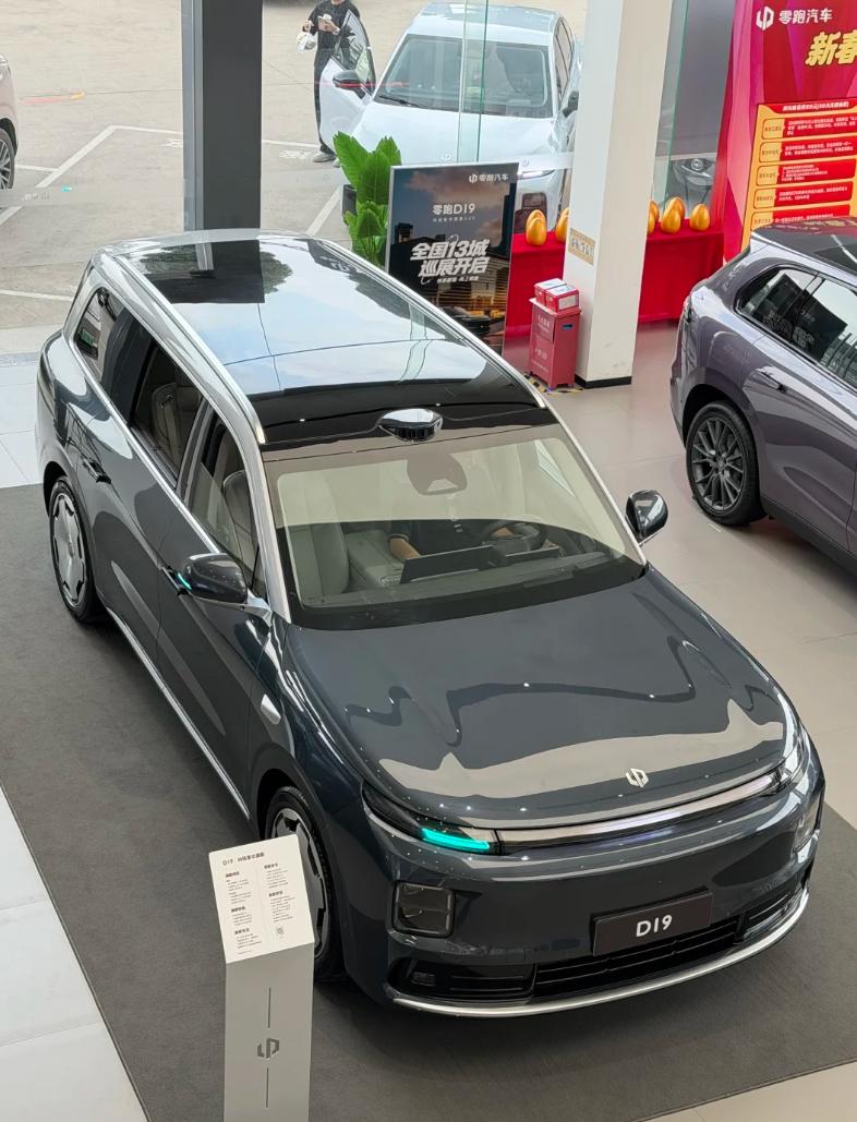要兆瓦闪充，还是纯电续航500km、没有续航焦虑的零跑D19？
 
如今越来越多