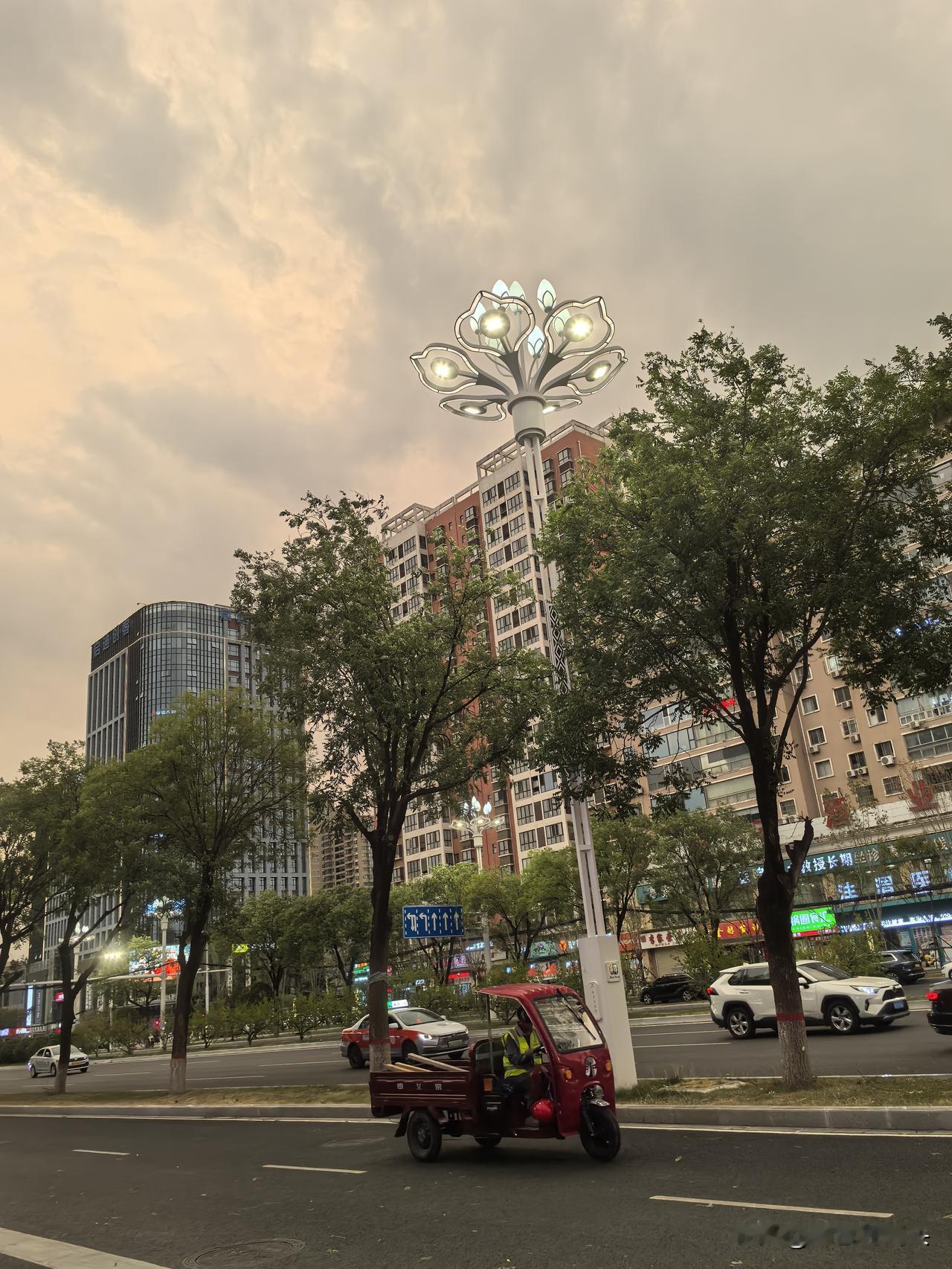 同城不同天！昨晚的咸阳市天气就验证了这句话。
昨晚20:10，小编在咸阳市世纪大