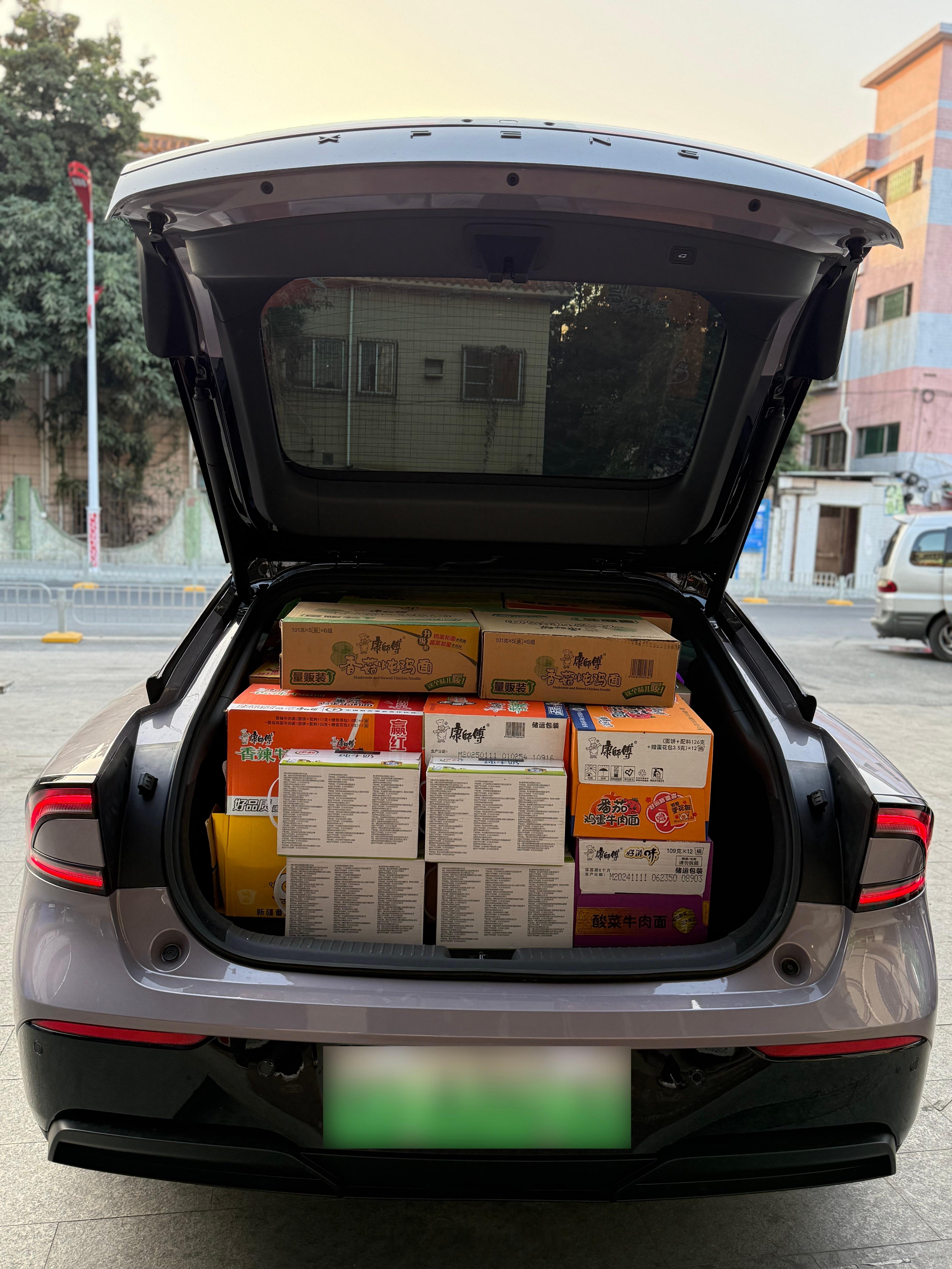 肉肉同学过年期间晚上总爱吃泡面宵夜我心生一计😏（都怪油电混合版 P7+）去我姐