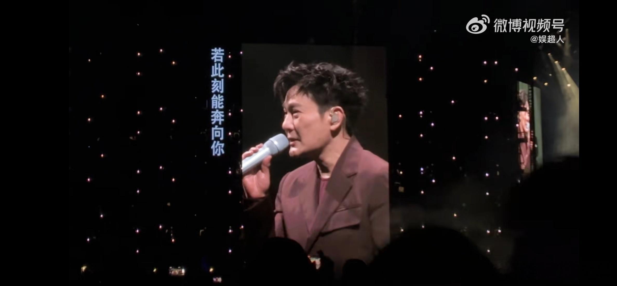 张信哲哽咽唱直觉杀伤力好大  张信哲现场唱《直觉》，哽咽声让人心疼，歌声一出，粉