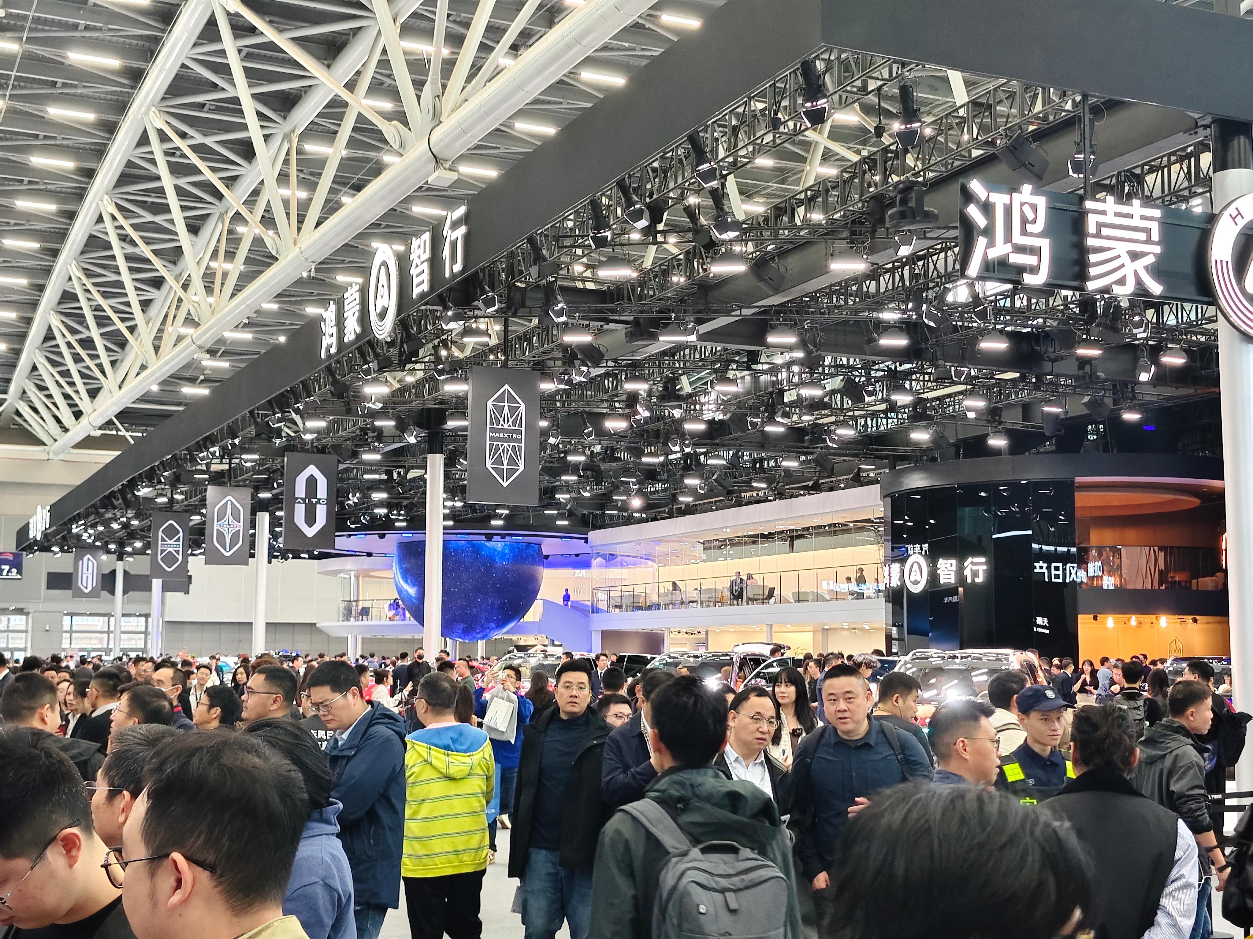 来鸿蒙智行展台了，五界同台，太震撼了哈哈哈 