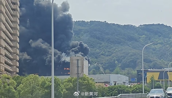 【#浙江东阳一仓库突发火情#  官方：无人员伤亡火势已控制】  4月20日，浙江