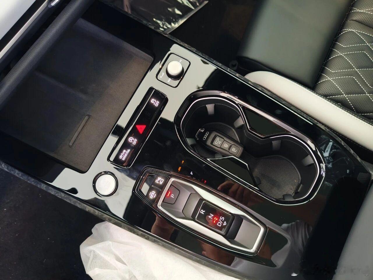 奥迪A5L 2026款 2.0T 运动版 quattro指导价：30.98万现在