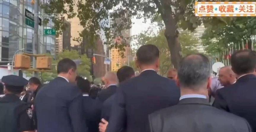 凤凰新闻【土耳其总统埃尔多安在纽约街头被警方拦下，和法国总统一个待遇】土耳其总统