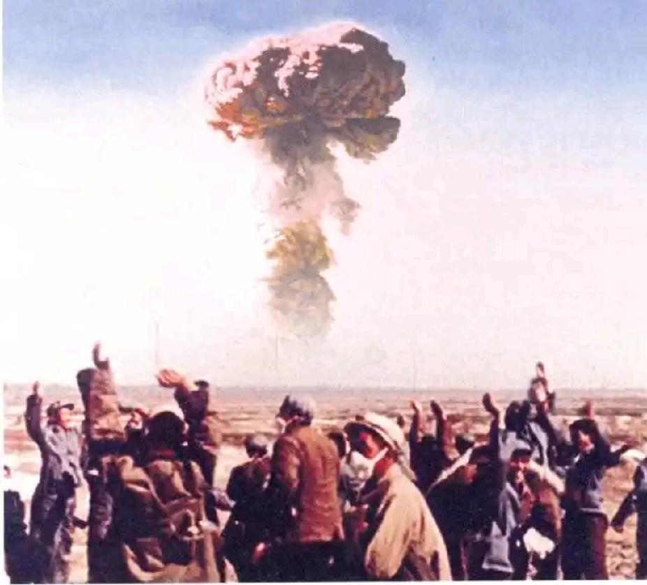 1964年10月17日傍晚，有个老人和平时一样，下了班准备乘公共汽车回家。

当