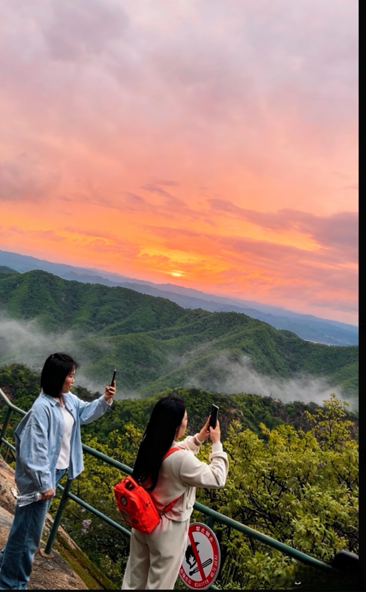 《山河无恙》
登高远眺天地宽
华夏山河从容观
凭栏尽揽千峰秀
极目长歌万里安
华