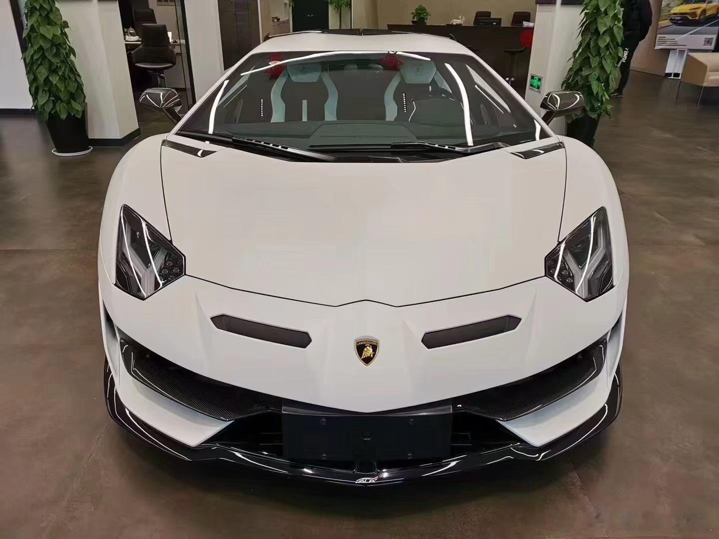 兰博基尼SVJ、稀缺性配色，2019年上牌，8300公里，且行且珍惜 