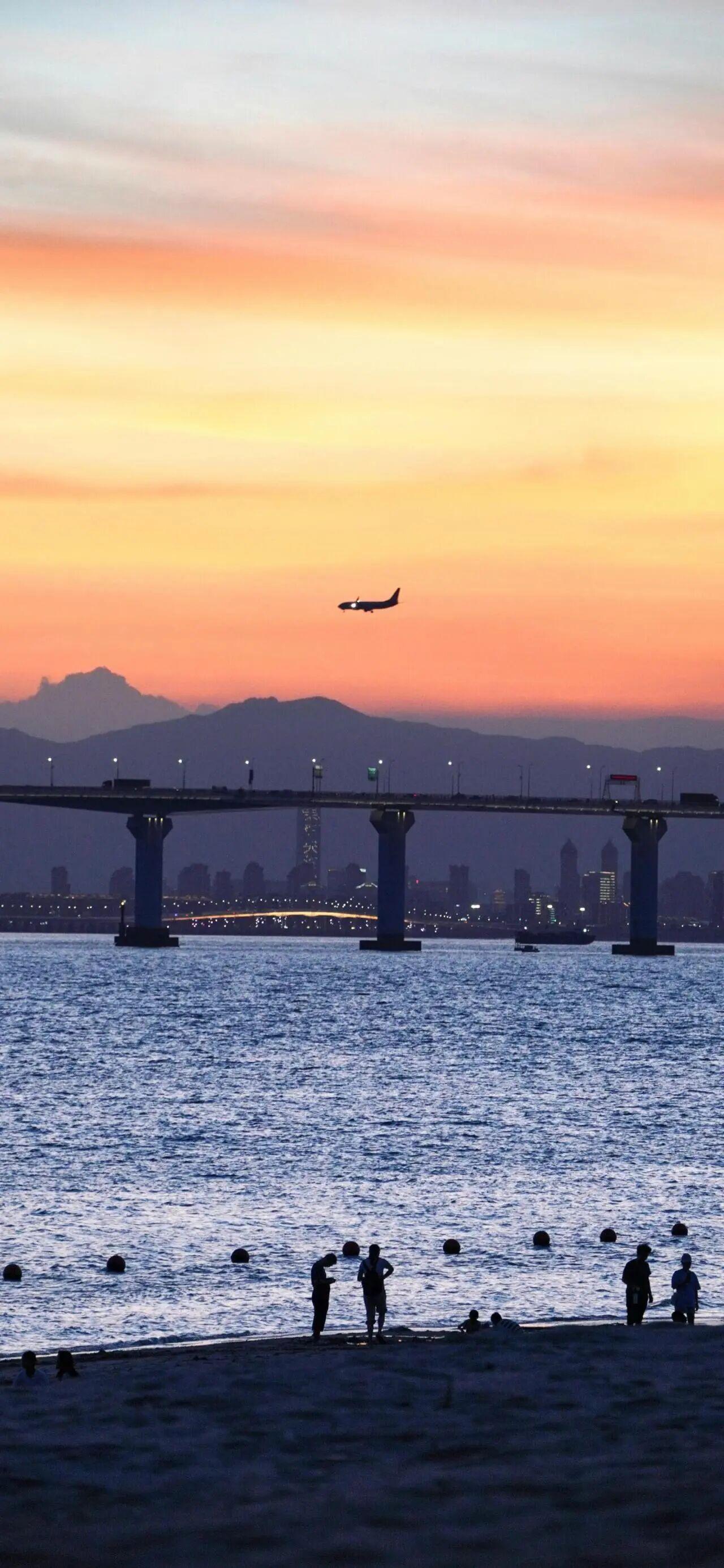 我跟我老板好上了，老板觉得我业绩好，送我一辆车和一套房。

我老公平时送外卖，也