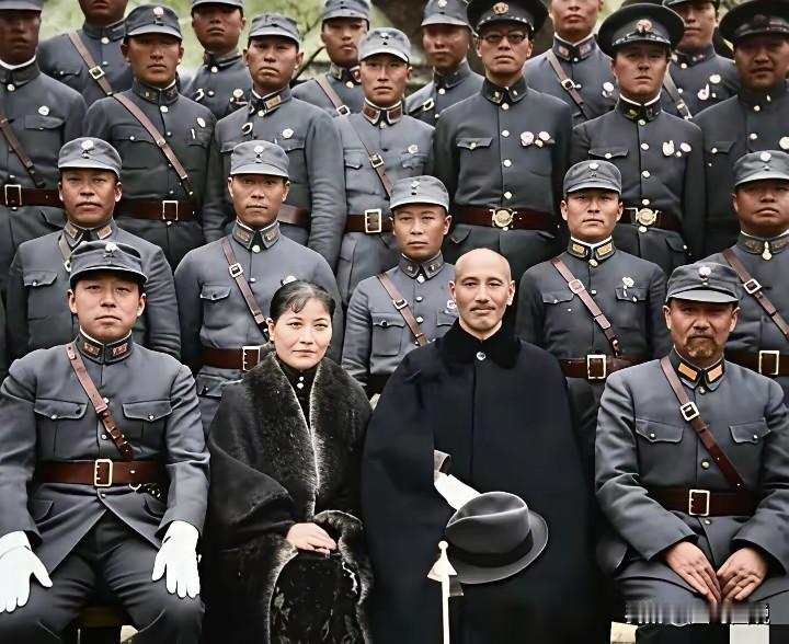 照片中的人物，无论是谁，在当时的年代绝对都是称霸一方的，尤其是中间不穿军装的两位