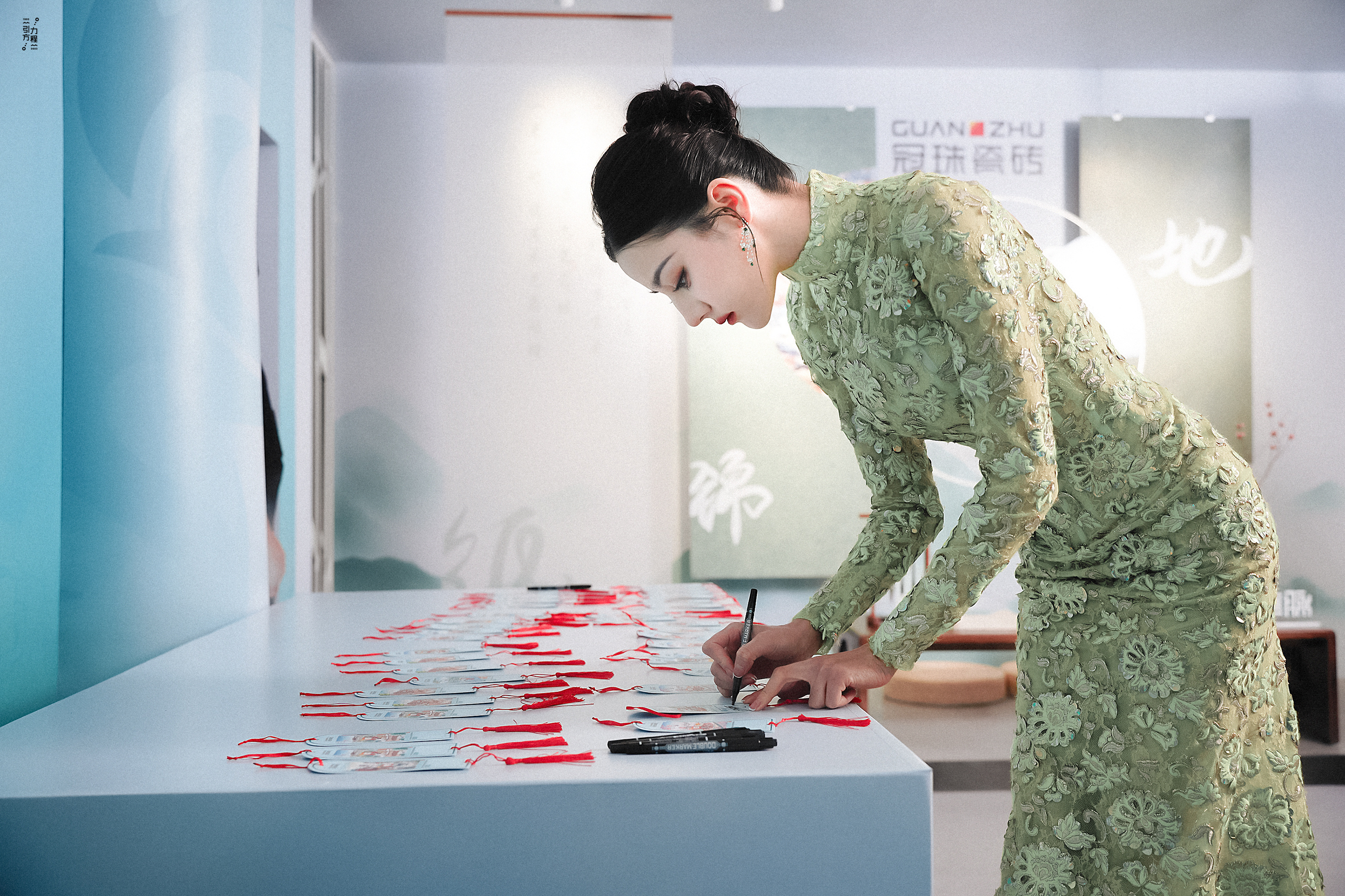 迪丽热巴钰珑 dlrb 迪丽热巴功夫女足 dlrb 迪丽热巴卫蓝你好，请出示一下