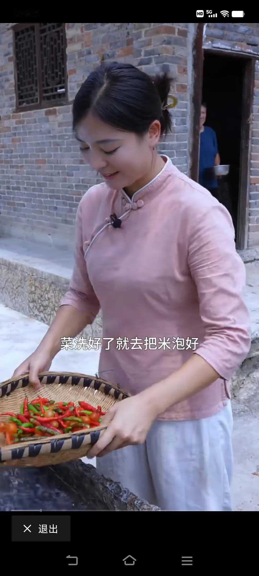 听口音好像是四川那边的人噢，妹子你做啥子呢！哈哈……说的话像不像#四川话真的好听