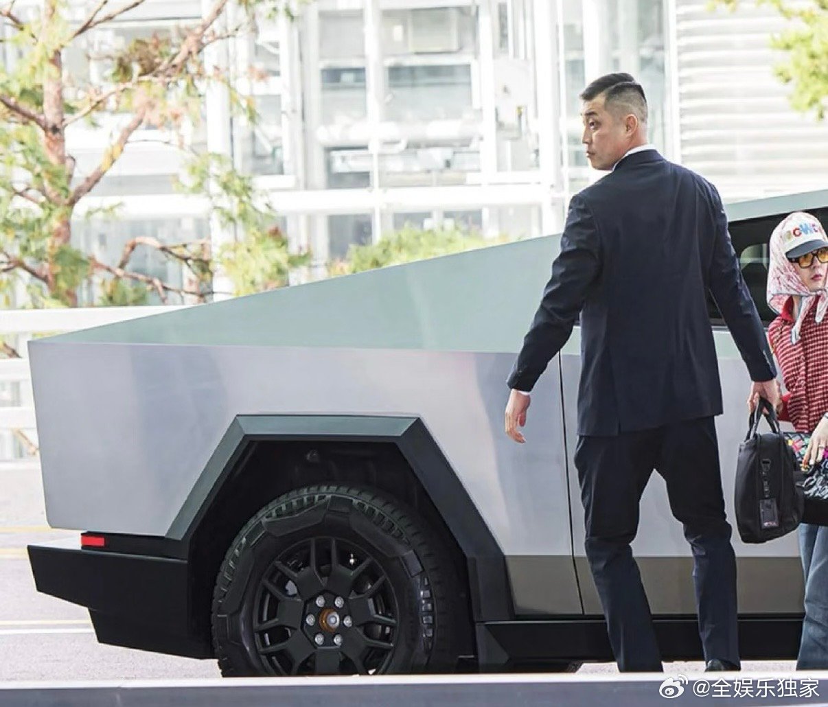 权志龙和平精英蟑螂车 权志龙的车成了“破次元壁”现场！绿色特斯拉被说像和平精英蟑