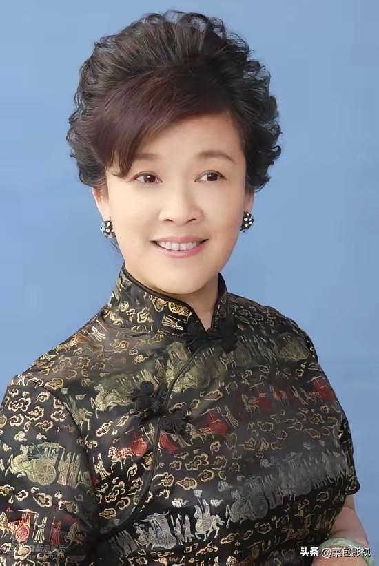 ​​​​61岁的宋春丽和丈夫坚持丁克三十几年，直到2012年一天，好友邓婕到宋春
