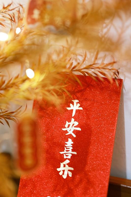 看到“年年如意人人好”这个上联，我脑海里就蹦出几个合适的下联。像“岁岁平安事事兴