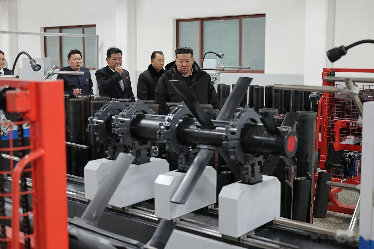 朝鲜领导人金正恩视察朝鲜新型“火鸟”反坦克导弹生产线