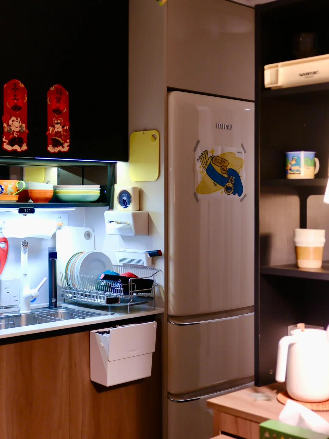 阴天☁️，在开灯💡的房间🏠