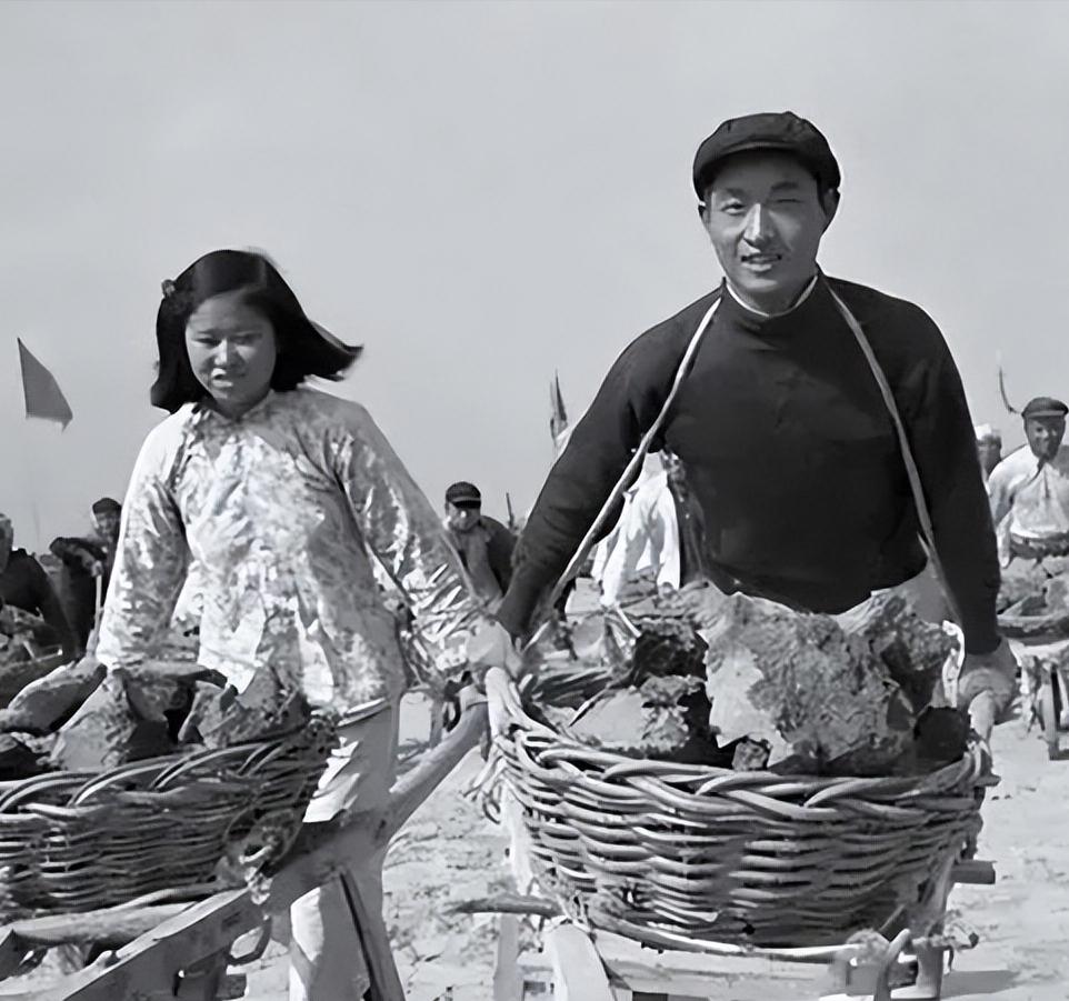 78年我四处凑钱给女友的父亲治病，不料她却因百元彩礼和我分手，如今她后悔不已。