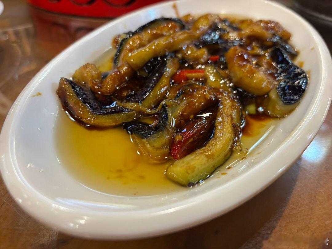 少油、美味的茄子做法：网页链接。饭店里这份茄子把我看笑了，简直是油里泡出来的。这