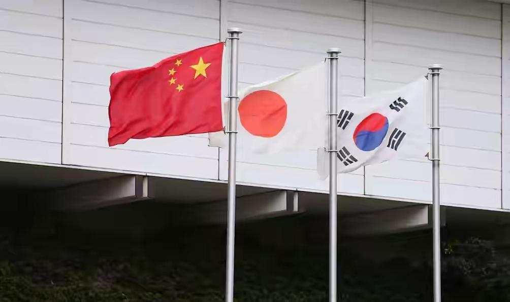 日本首相高市早苗近来急得如热锅上的蚂蚁一般——本想给中日关系“灭火”，结果中方直