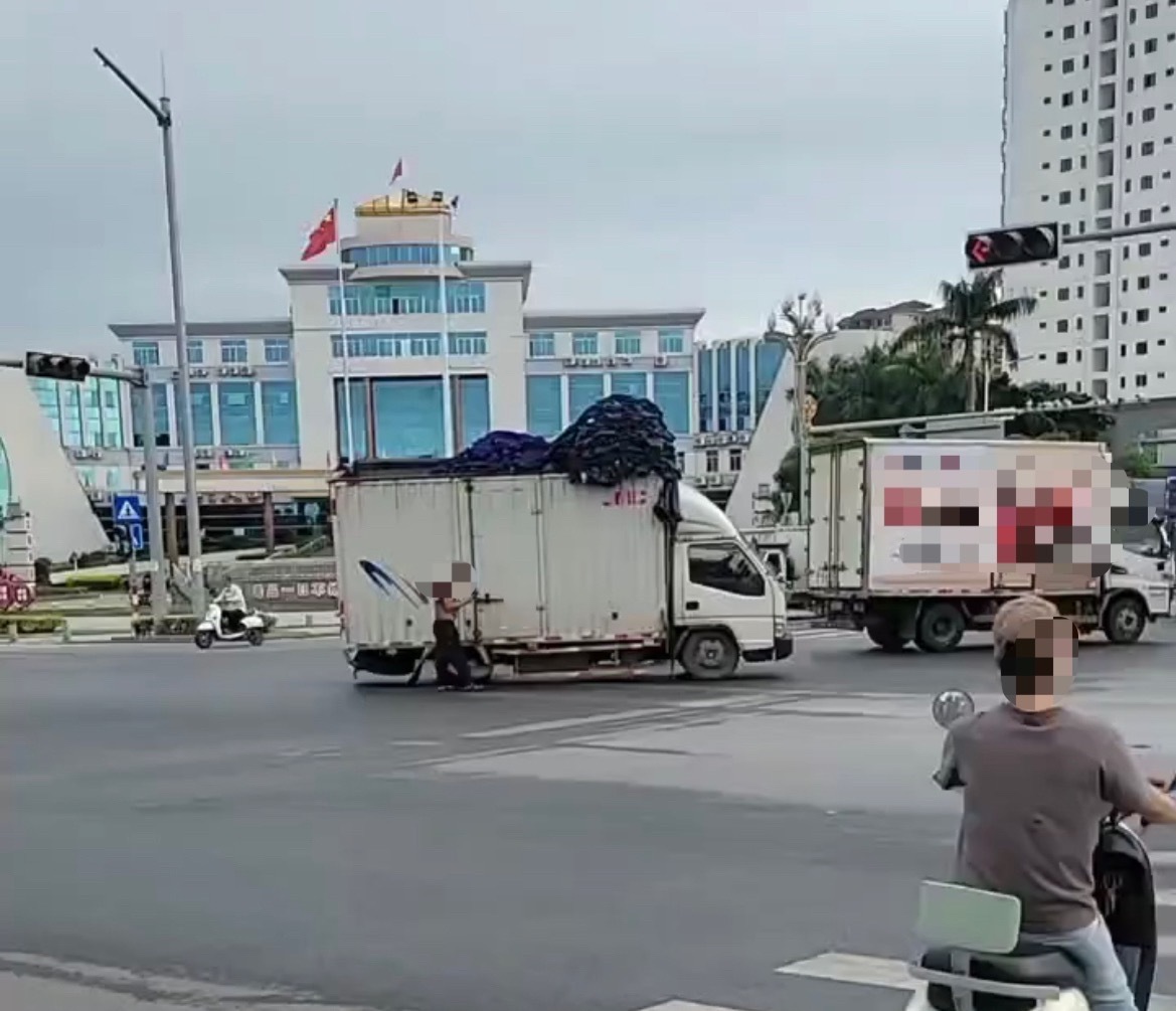 5月17日，网友反映：玉林福某一辆载成衣的货车坏在红绿灯路口。