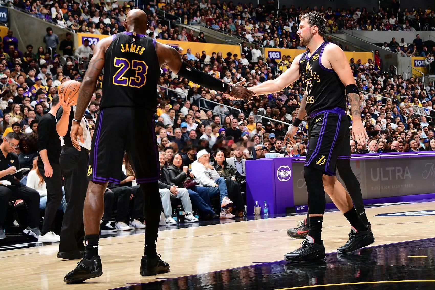 东契奇称湖人现有阵容能冲冠🏀休赛期湖人完成大换血，詹姆斯离队，球队围绕东契奇重