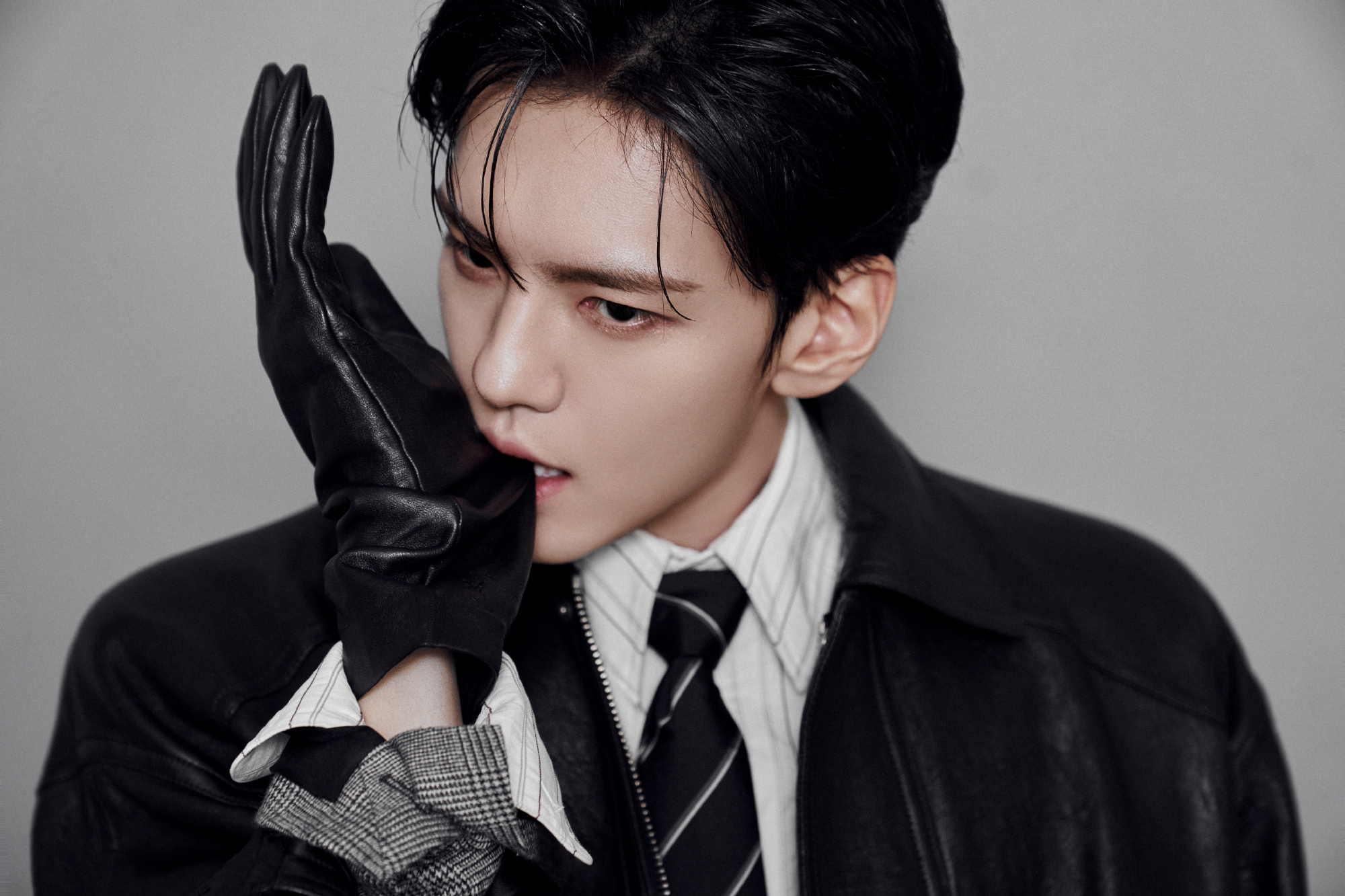 毕雯珺🔥了后脸何止变清晰了这特么太帅了帅脸+大宽肩+皮衣就是真神。ELLE风尚