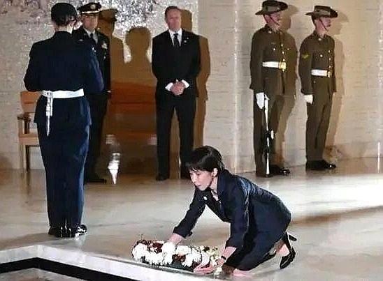 高市早苗拜财神
———————————
5月4日，高市早苗在访问澳大利亚期间，在