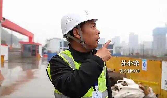 谁能想到，从初中辍学的搬砖工，到月入过万、即将拿取本科学位的安全员，这位51岁的