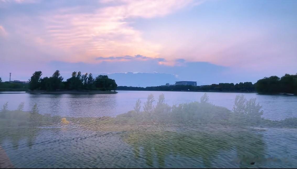 记录我的2026夕阳把它辉煌的影子投在被晚风吹皱的江面上，撒下一大片闪亮的玫瑰红