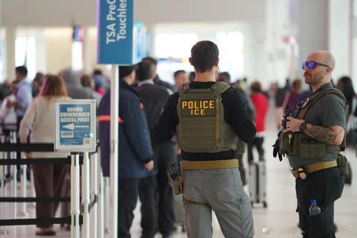 国际国内时事新闻 来自埃及的一家六口人被美国移民执法机构拘留约10个月后，经法官