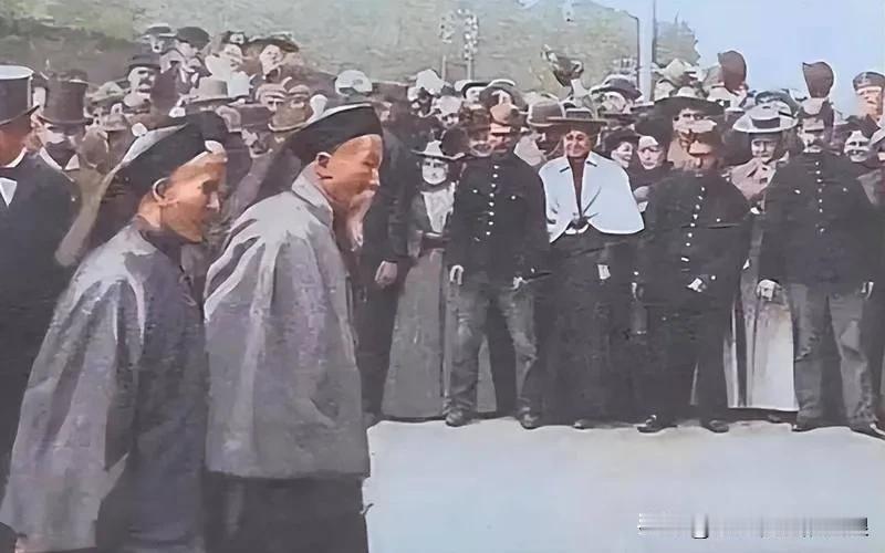 1896年，古稀之年的李鸿章奉命出使美国，特地穿上了御赐的黄马褂以示重视

然而