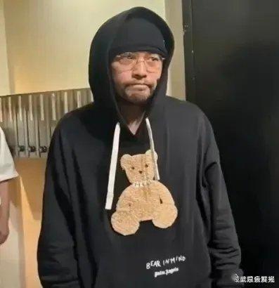 周杰伦 强直性脊柱炎从来没想过周杰伦这个名字会跟“老”这个字挂钩，看到这张照片好