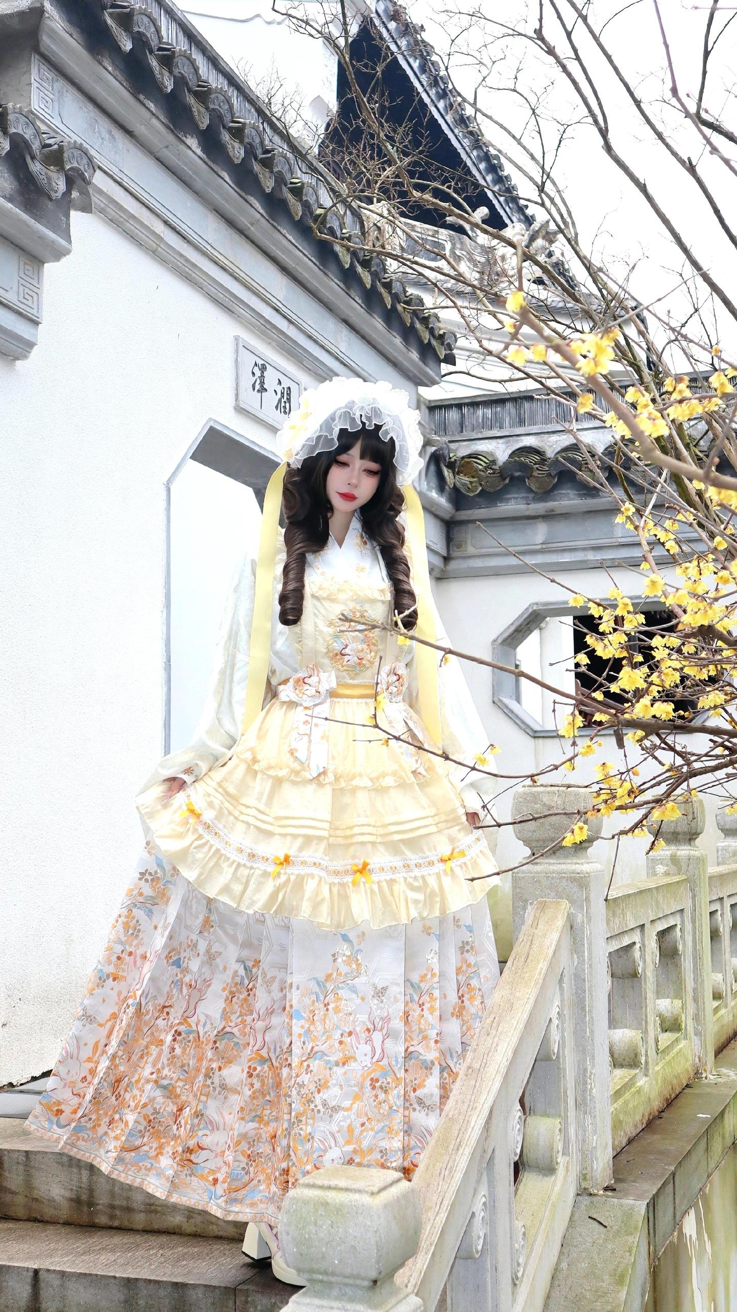 听说留洋归来的大小姐一回来就把自己关在屋子里…