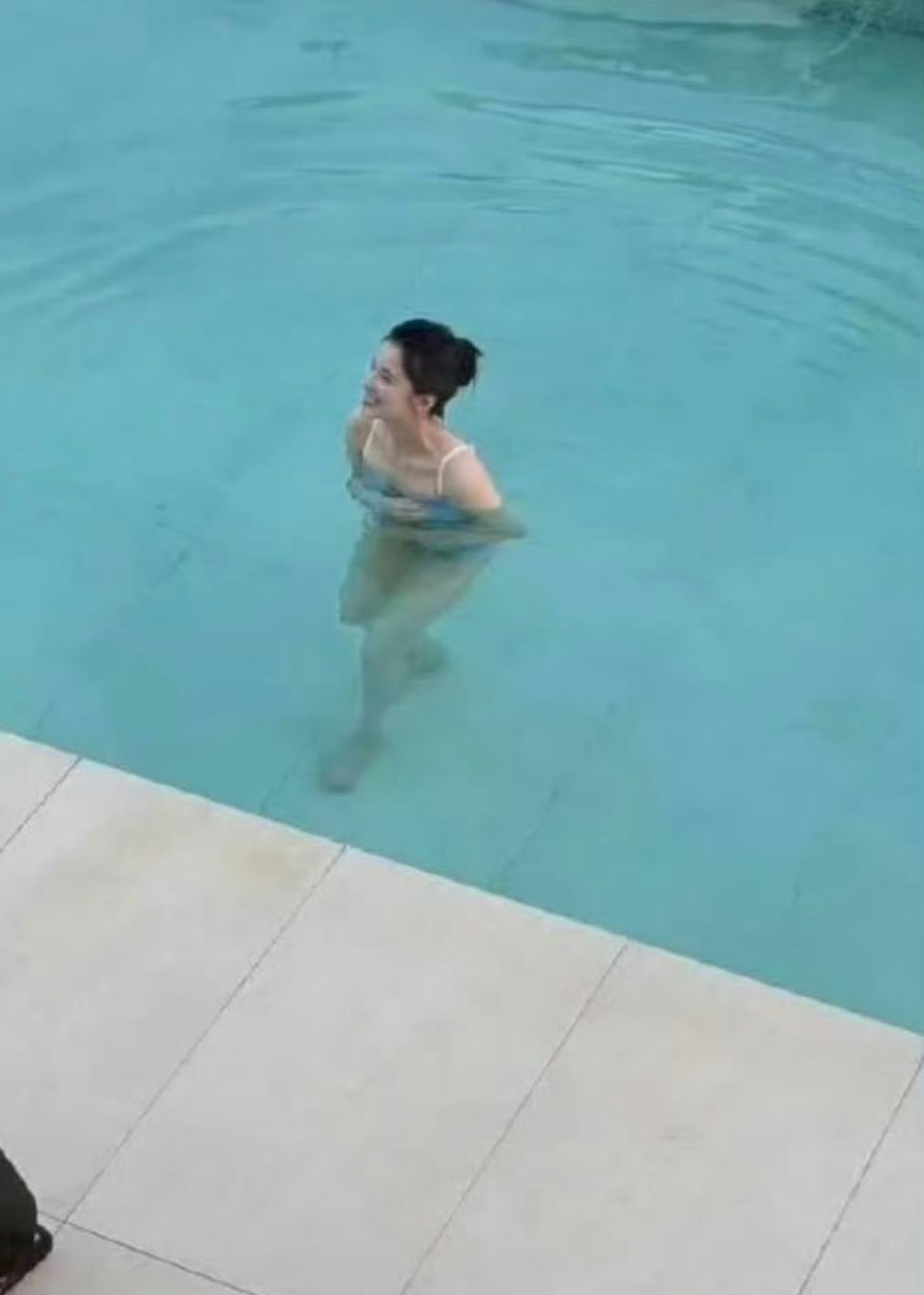 张婧仪雾里青泳装路透张婧仪雾里青泳装路透鲨疯了！泳池蓝配海天一色绝绝子张婧仪