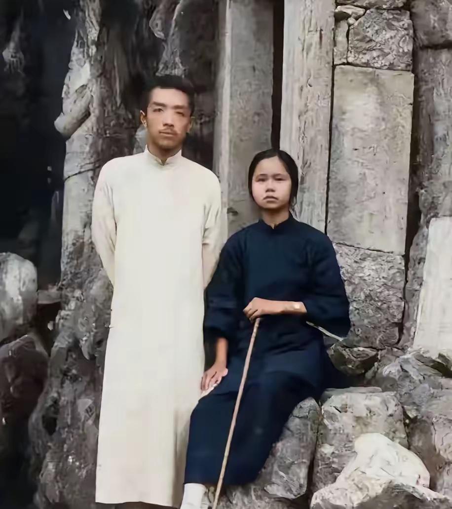 这是32岁的胡适和表妹曹诚英在杭州烟霞洞游玩时的真实合影，都看看吧，胡适是留洋教