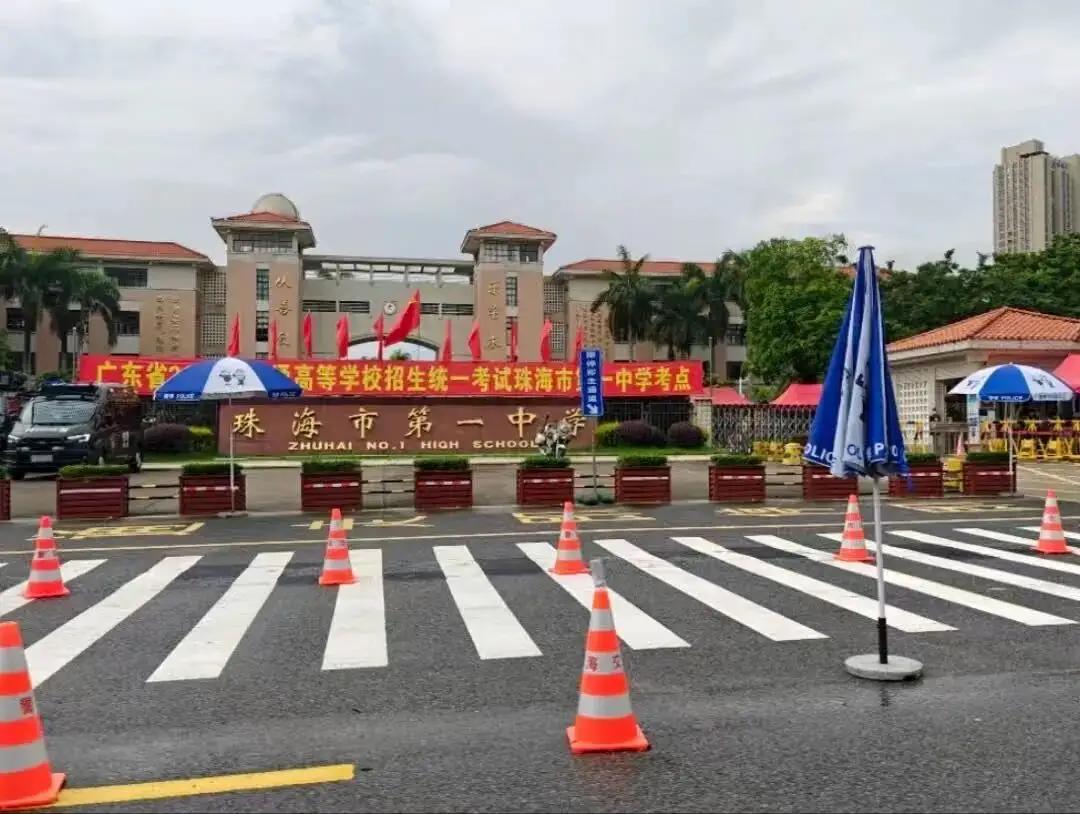今天的珠海一中校门口。
工作日下午坐公交车都会经过一中校门口。
昨天没几个家长，