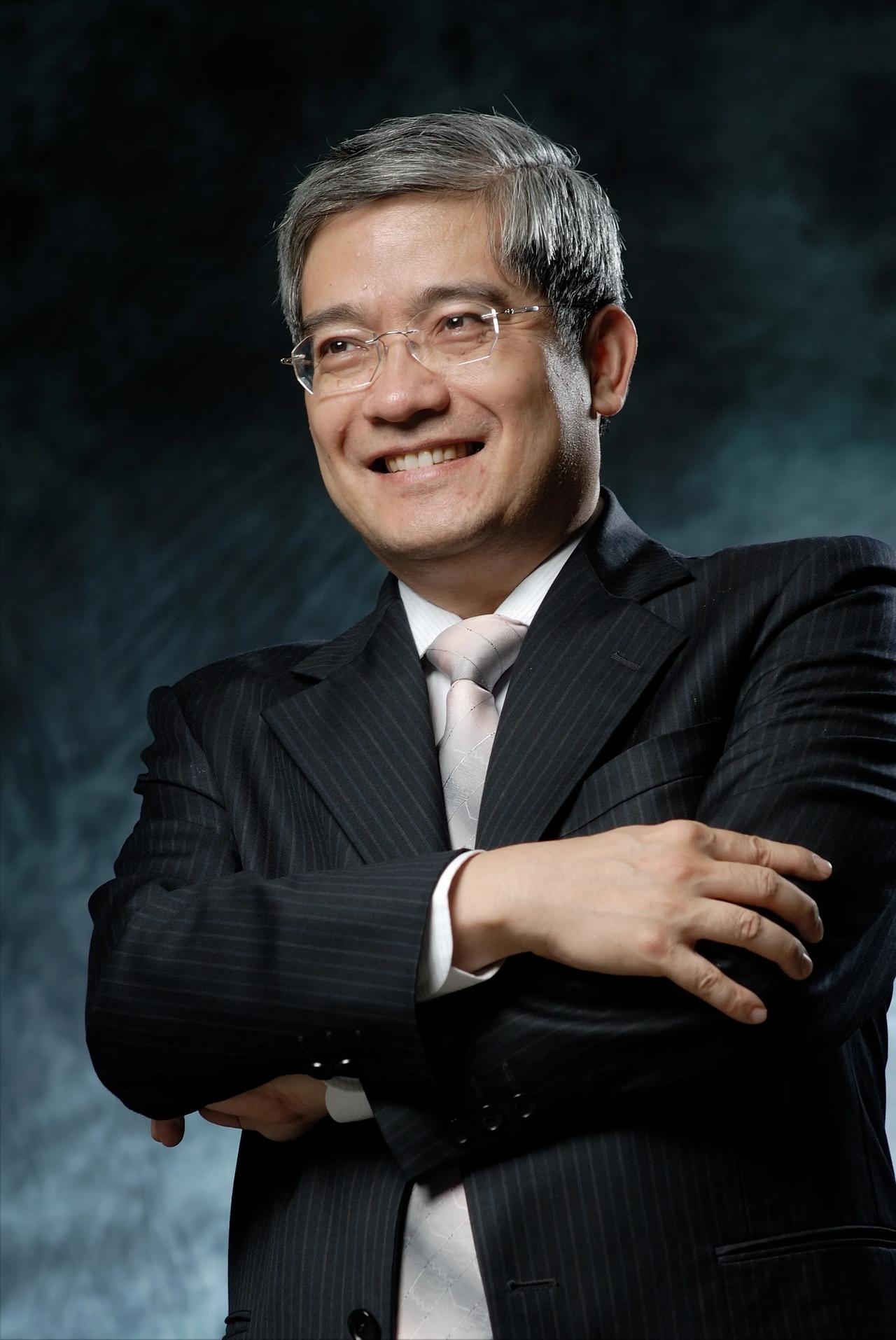 经济学家郎咸平说，我就是输在起跑线上的人，从小就很笨，尿床一直持续到十二岁，三天