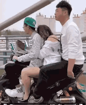 啥情况这女的啥情况，双手紧搂驾车男，却回头这举动，不带这么做人的吧，大伙儿看看是
