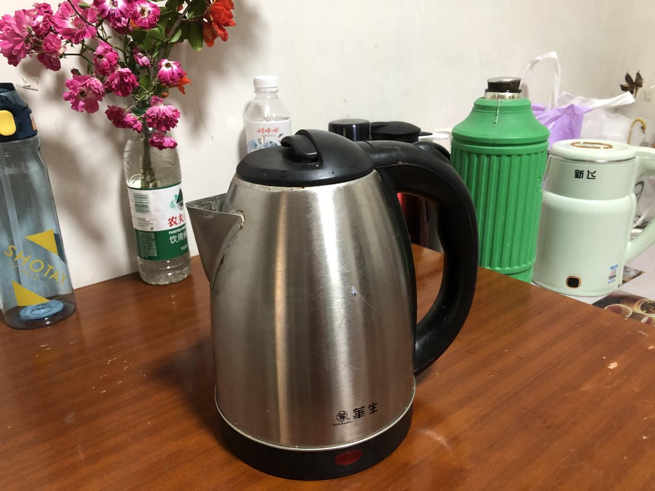 生活小窍门。
水壶污垢怎么去掉？

鸡蛋皮一大把，生姜十片，沌白醋半小碗，放进烧
