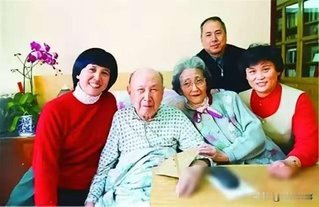 到了晚年，钱学森的身体每况愈下，九十年代中期以后时常住院，后来更常年卧床，耳朵也