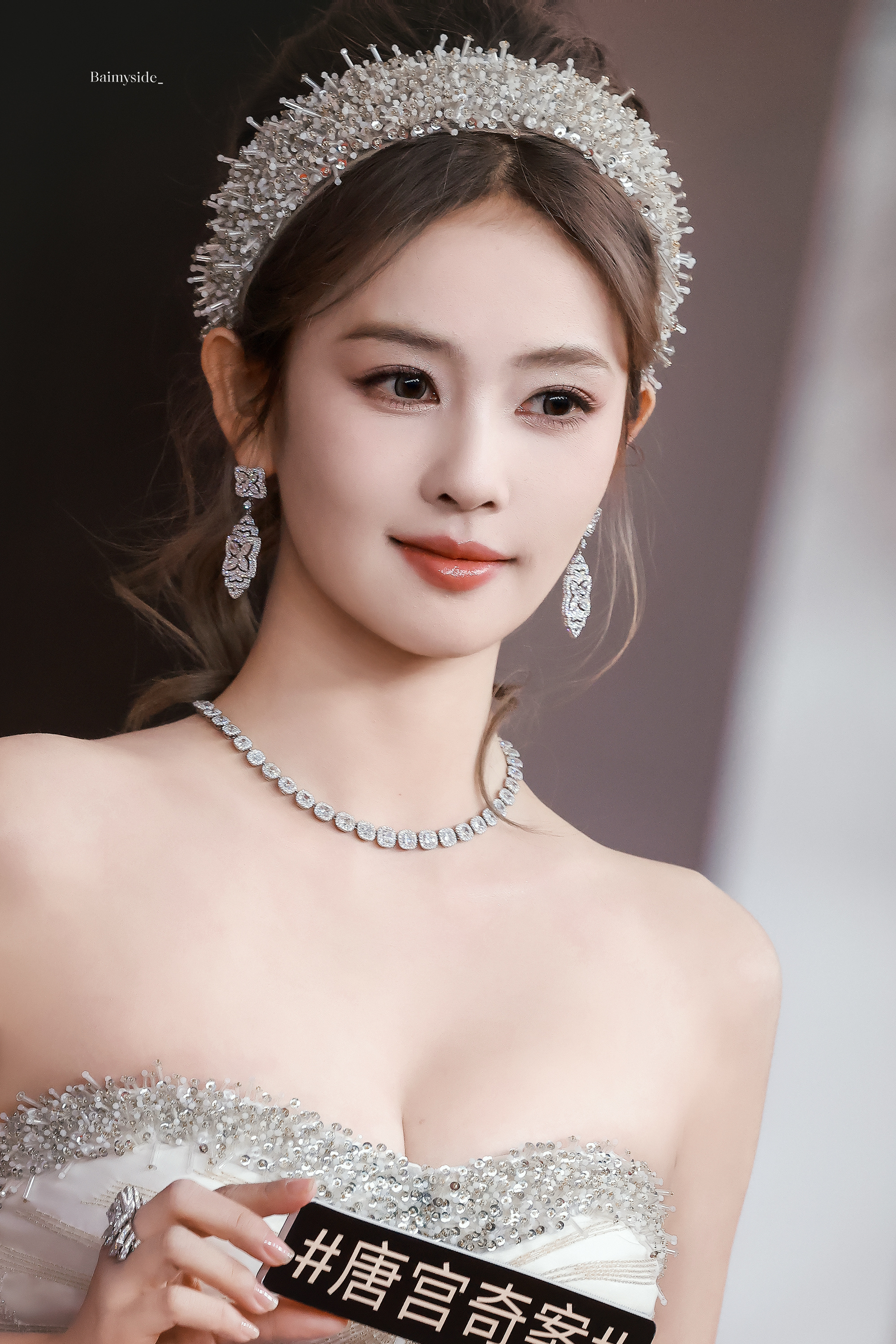 白鹿 一袭钻饰白裙，肩颈线条如月光雕琢，那抹腰肢盈盈一握，恰似唐宫奇案里走出的尤