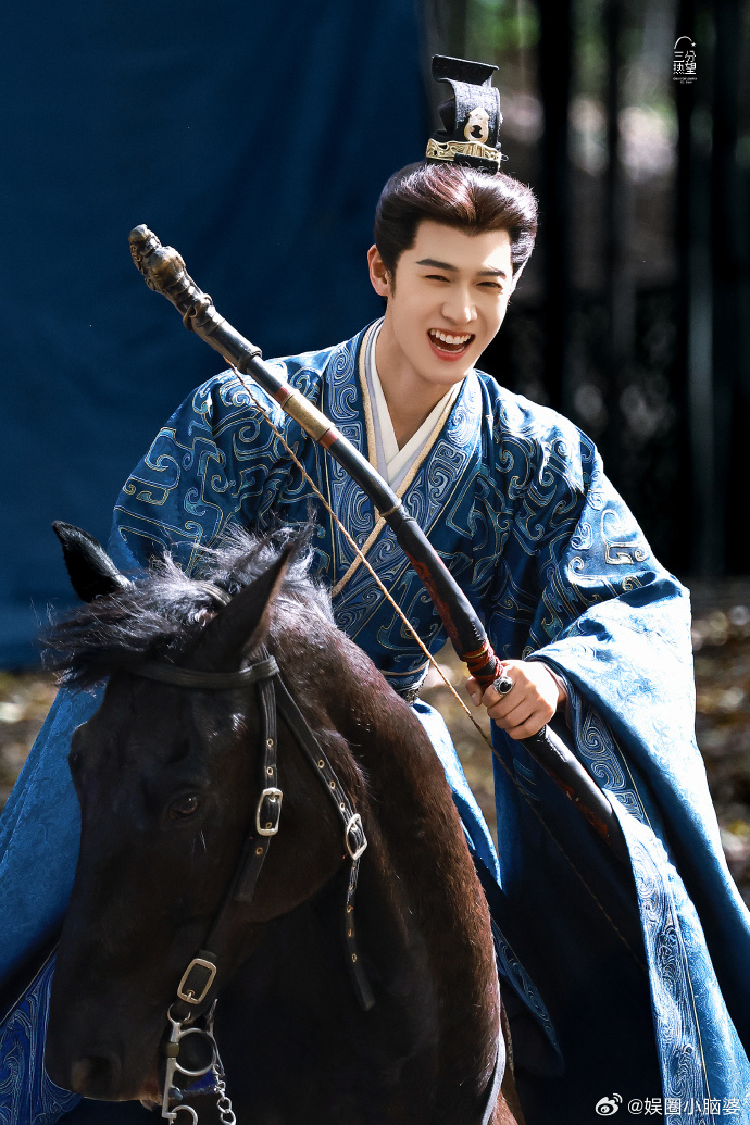 李昀锐骑马脸不抖狠狠心动！李昀锐骑马身姿挺拔，马上动作稳如泰山，脸一点不抖还超精