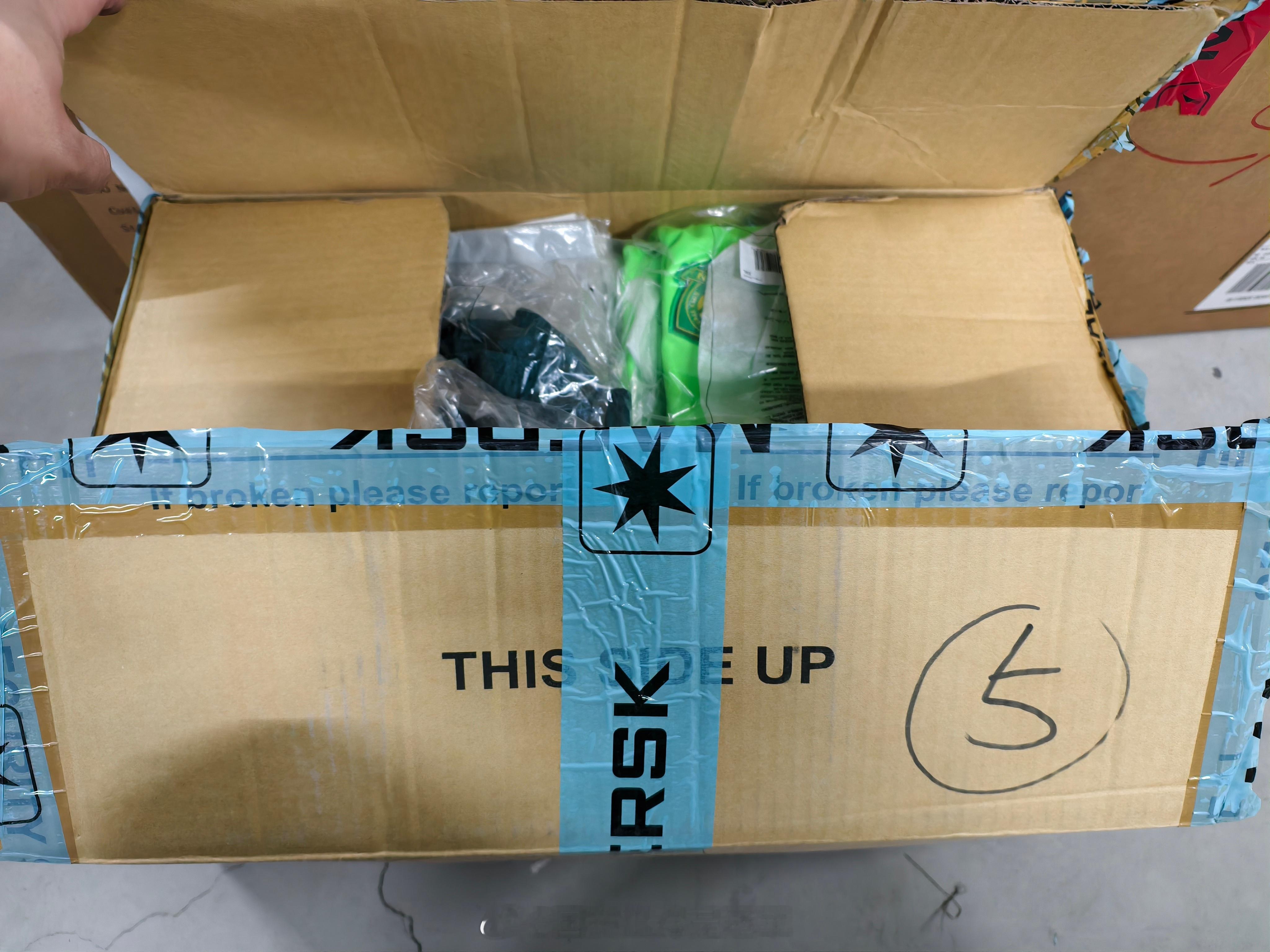 今天被集体号召分拣25赛季装备，保障同事工作很细致，给每个球员都要按尺码装一个小