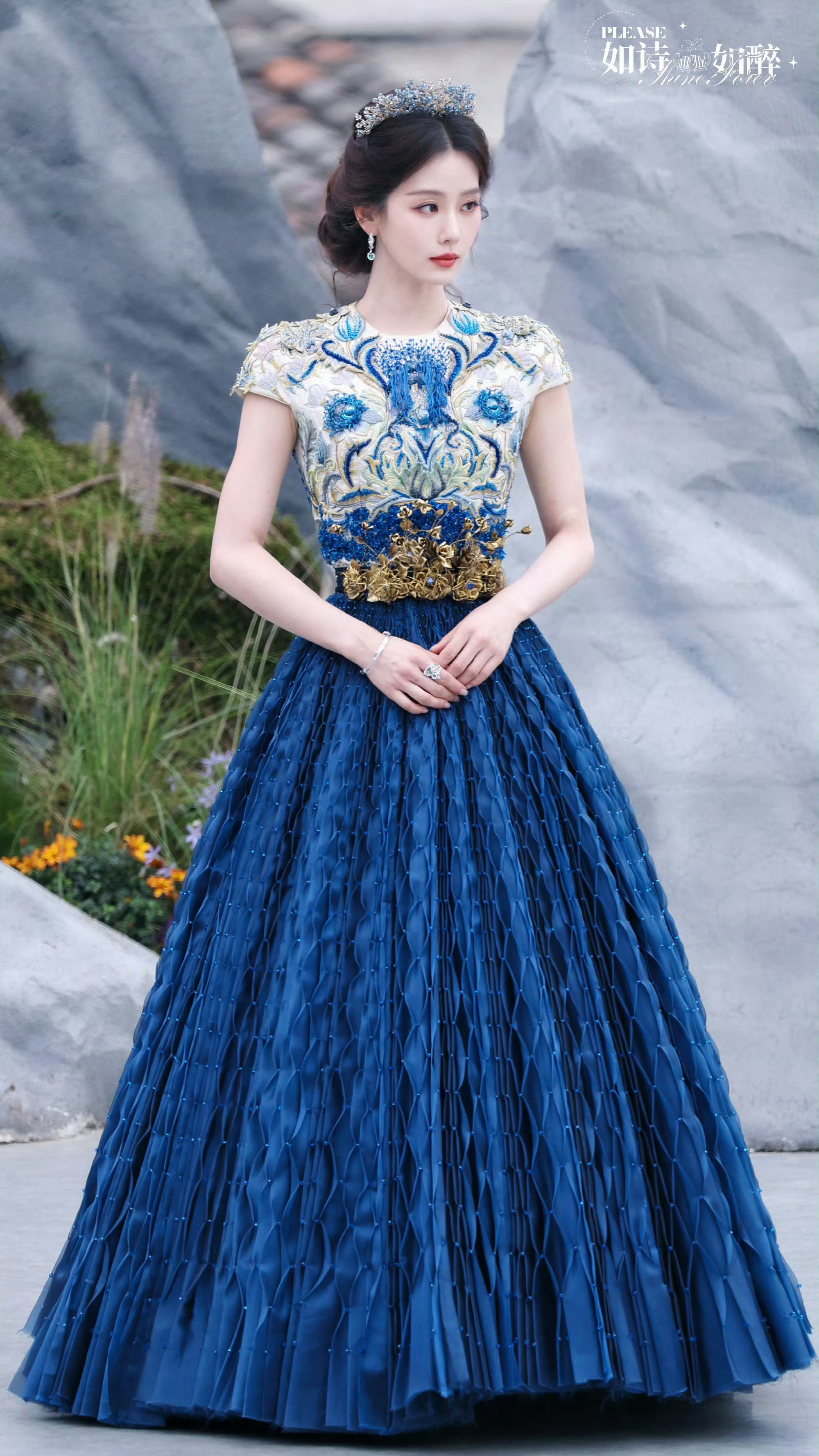 其实我觉得这个图的脸好像一个女爱豆，但是我忘记那个女爱豆叫啥名字了 