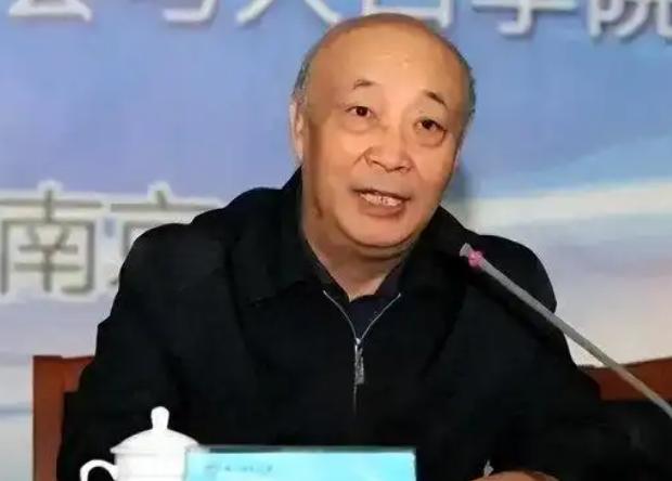 这记“回旋镖”来得着实够狠！2015年全面二孩政策落地之初，翟振武曾预测全面二孩